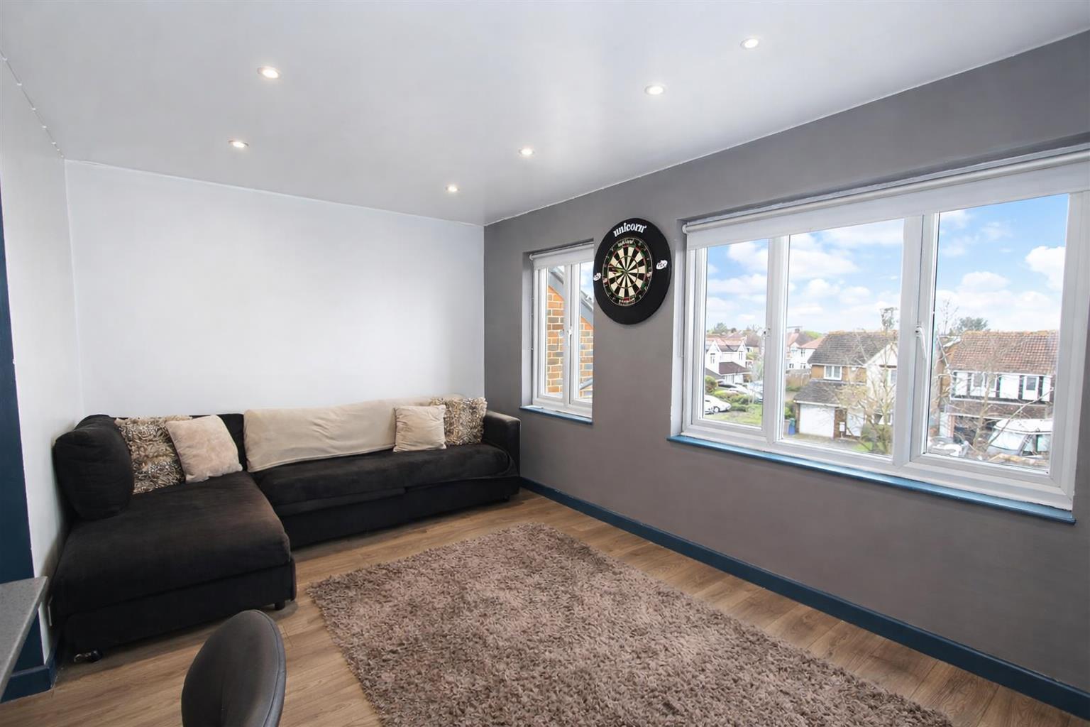 2 bed property in Cotswold Way, Worcester Park